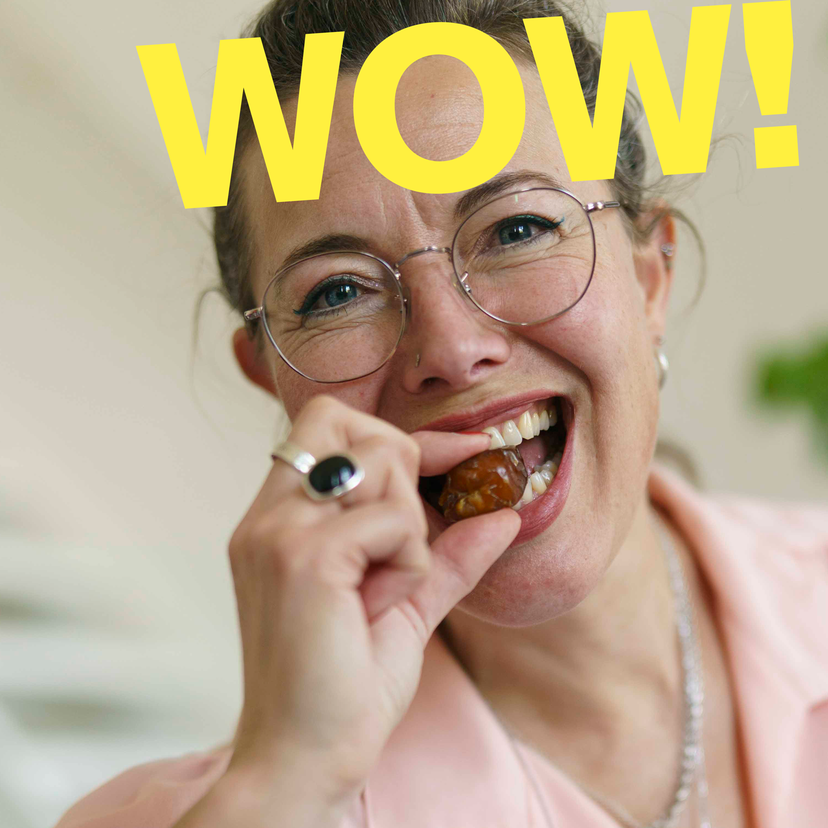vrouw eet een dadel