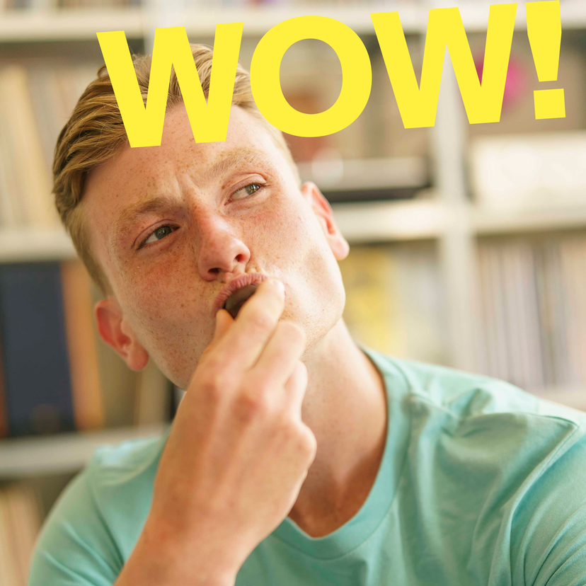 Jongen proeft verse dadels