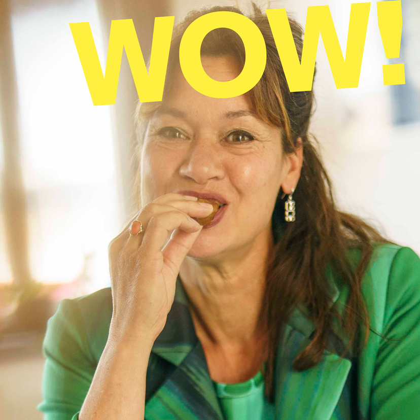 vrouw eet dadel