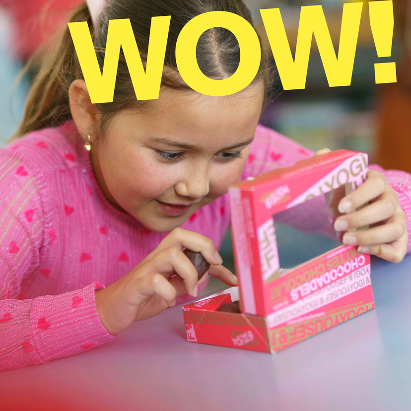 meisje ontdekt chocolade dadels