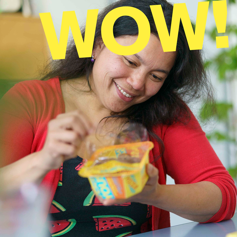 vrouw opent verpakking verse dadels