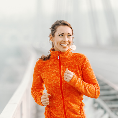 Hardloopster, sporter buiten krijgt energie van verse dadels