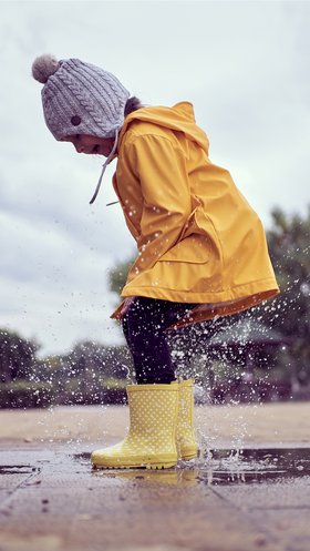 Meisje springt in een plas water en is gek op verse dadels