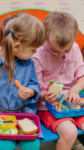 Kinderen met verse dadels in lunchbox