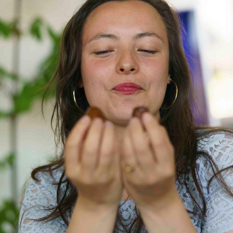 vrouw kiest tussen twee dadels